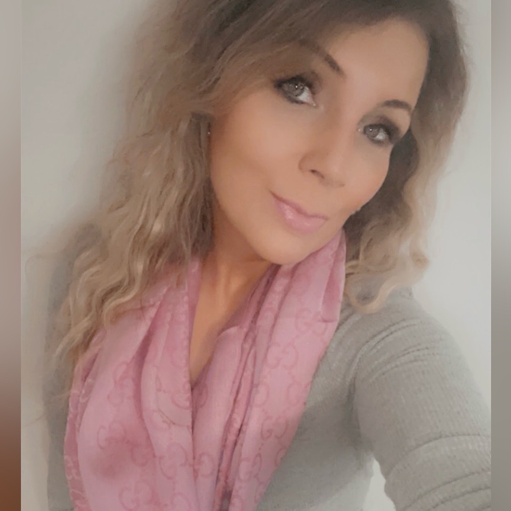 Meet your Posher, Eeiliana